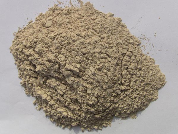 礬土性質(zhì) 礬土主要成分是氧化鋁，為煉鋁和耐火材料的主要原料。白色或灰白色，因含鐵而呈褐黃或淺紅色。密度3.45g/cm3，硬度1～3，不透明，質(zhì)脆。極難熔化，不溶于水，能溶于硫酸、氫氧化鈉溶液。 地區(qū)分布 中國(guó)鋁土礦資源比較豐富，在全國(guó)18個(gè)省、自治區(qū)、直轄市已查明鋁土礦產(chǎn)地205處，其中大型產(chǎn)地72處（不包括臺(tái)灣），主要分布在山西、山東、河北、河南、貴州、四川、廣西、遼寧、湖南等地。 投資前景 1.可用于煉鋁工業(yè)。用于國(guó)防、航空、汽車、電器、化工、日常生活用品等。 2.可用于精密鑄造。礬土熟料加工成細(xì)粉做成鑄模后精鑄。用于軍工、航天、通訊、儀表、機(jī)械及醫(yī)療器械部門。 3.可用于耐火制品。高鋁礬土熟料耐火度高達(dá)1780℃，化學(xué)穩(wěn)定性強(qiáng)、物理性能良好。 4.硅酸鋁耐火纖維。用于鋼鐵、有色冶金、電子、石油、化工、宇航、原子能、國(guó)防等多種工業(yè)，消防人員可用耐火纖維布做成衣服。 5.制造礬土水泥、研磨材料、陶瓷工業(yè)以及化學(xué)工業(yè)可制鋁的各種化合物。 鋁礬土磨粉制備 鋁礬土粉是選用煅燒過的熟鋁礬土礦石用雷蒙磨加工制成的細(xì)粉，粒度通常為100目-325目，在耐火材料行業(yè)得到了廣泛的應(yīng)用。通常加工的流程為先經(jīng)顎式破碎機(jī)進(jìn)行破碎，然后篩分進(jìn)入鋁礬土雷蒙磨或鋁礬土超細(xì)磨粉機(jī)中，進(jìn)行鋁礬土粉制備，使其應(yīng)用更加廣泛。