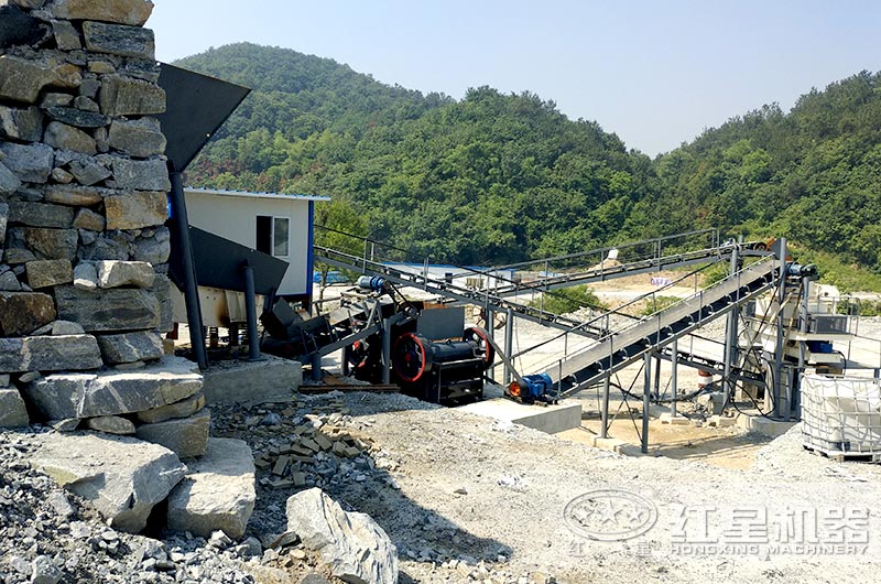 顎式細(xì)破碎機(jī)破碎現(xiàn)場，搭配制砂機(jī)使用